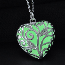 Load image into Gallery viewer, Glow In The Dark Heart Necklace
