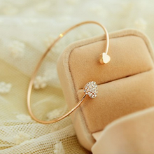 Load image into Gallery viewer, Crystal Heart Bangle